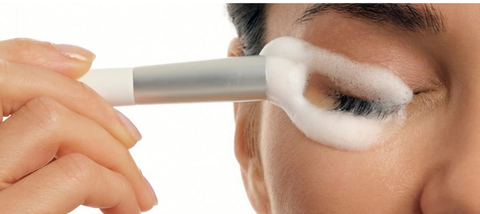 Pourquoi le nettoyant pour cils est essentiel à une meilleure rétention